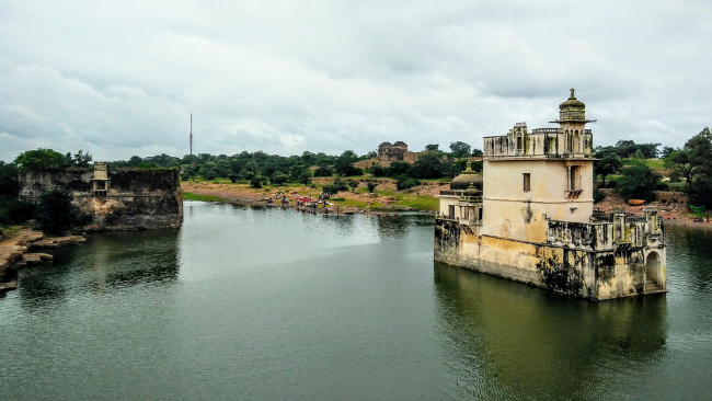 Rani Padmini's Chittorgarh Fort in Rajasthan, India tands atop a 180 metre high hill and is spread across 700 acres and is a must visit.