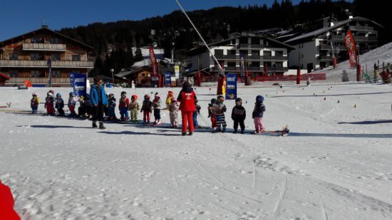 snow_covered_ski_mountains_alps_children_family