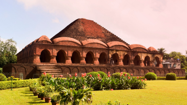 Bankura district, falling under Eastern Chhotanagpur Plateau, looks like handpicked by Mother Nature and is blessed with old brown hills, murmuring rivers, ancient temples- all bearing testimony to a rich and resourceful culture and tradition.