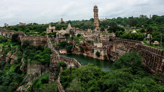 Rani Padmini's Chittorgarh Fort in Rajasthan, India tands atop a 180 metre high hill and is spread across 700 acres and is a must visit. Read more about breathtakingly beautiful tourist places in India that you must visit before you die