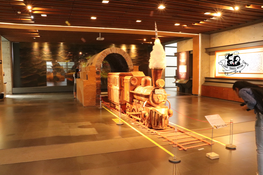 Yingge is in Taipei County in Taiwan. Meaning "parrot song",the name of the town is derived from the parrot shaped rock outcropping slightly north of the town.Ceramics enthusiats will love Yingge. The town lies about one hour south of Taipei by train, & is famous for its high concentration of potters.Some potteries offer lessons in basic pot making. Plan to spend a full day in Yingge to get the full experience #lighttravelaction #taiwanpottery #taipei #taiwantravel #taiwanceramics #taipeitravel