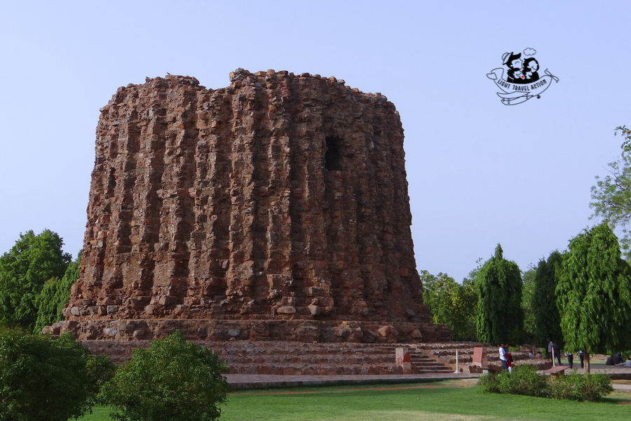 Qutub (Qutab) Minar is a very famous monument located in Mehrauli, Delhi.It is easy to reach Qutub Minar by local bus, metro or taxi.‘Qutub’ word is derived from Arabic which means ‘pole’ or ‘axis’ and ‘Minar’ refers to tower.Minaret refers to a tower that is typically a part of a mosque, with a balcony which is used by a muezzin to make calls to the Muslims for prayer. Click to read more #lighttravelaction #Qutabminar #qutabminarphotography #qutabminartowers #qutabminarmonuments #qutubminarphotography