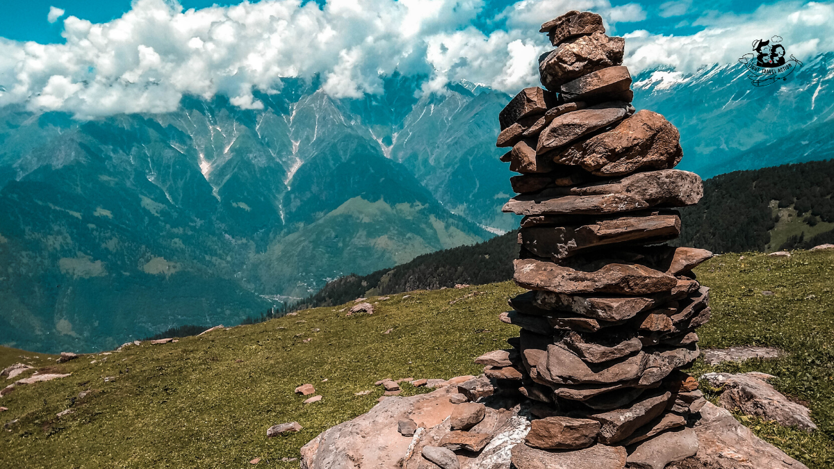मैं दिल से एक हिप्पी हूं। पहाड़ों और घाटियों के बीच, तारों भरे आसमान के नीचे रात गुजारने के लालच से बचना मेरे लिए बहुत मुश्किल है।हिमाचल प्रदेश का त्रिउंड ट्रेक मेरा पहला ट्रैक था। ऊंचे-नीचे देवदार और बुरांश से भरे, पथरीली पगडंडियों की ओर जाते घुमावदार रास्ते अभी तक मेरे ज़हन में ताजा हैं।जब मैंने इस खूबसूरत ट्रेक पर अपने दोस्त के साथ जाने का निर्णय लिया तो पहला सवाल मेरे दिमाग में यही आया कि क्या यह ट्रैक मुश्किल होगा? अगर इस ट्रेक के इलाके की बात की जाए तो यह ट्रेक आसान है। 1 से 10 अंकों के कठिनाई के मापदंड पर यह ट्रैक 4 पर है। पहली बार ट्रेक करने वालों के लिए और परिवार के लिए यह बढ़िया ट्रेक है।और पढ़ने के लिए क्लिक करें #lighttravelaction #triundtrek #त्रिउंडहिमाचलप्रदेश #त्रिउंडकहाहै #त्रिउंडधर्मशाला