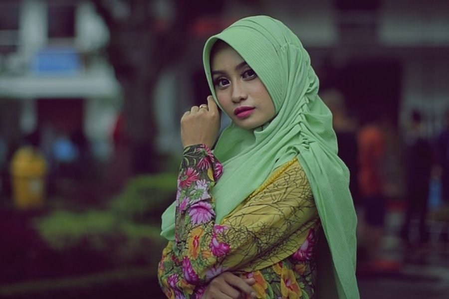 lighttravelaction-muslim-girl