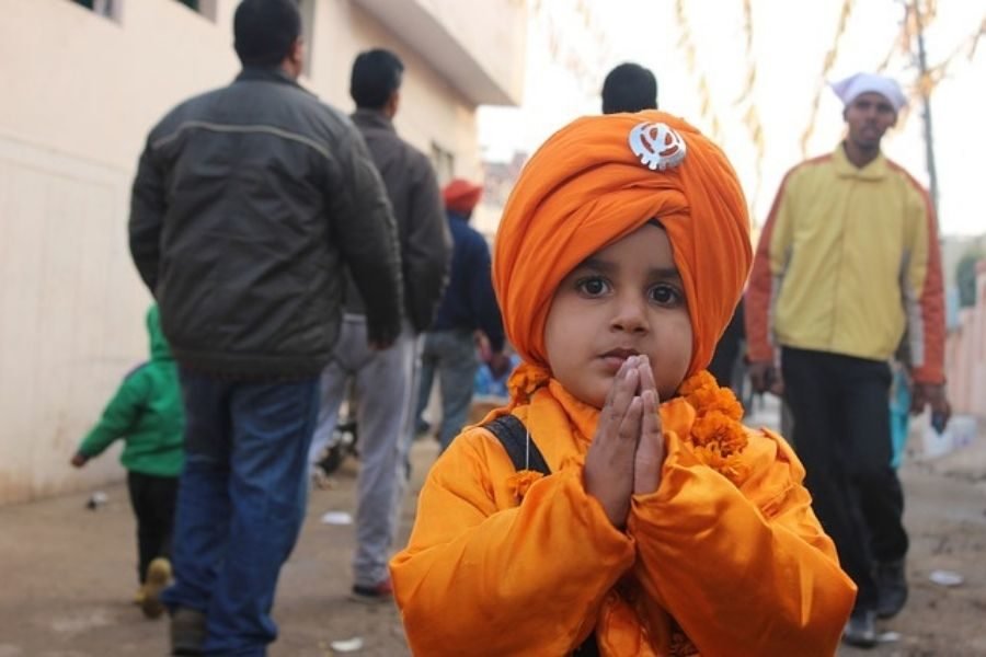  lighttravelaction-namaste-sikh-boy
